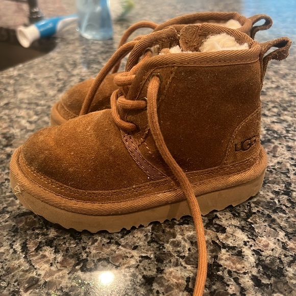 Ugg tie up boots size 7c - Picture 2 of 3